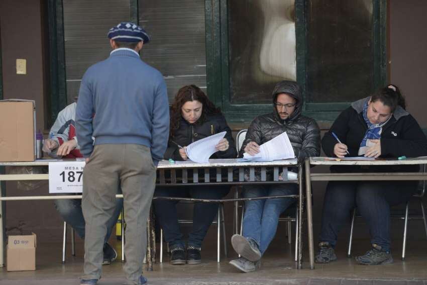 
En Lavalle los vecinos arribaron a las escuelas desde temprano  | Marcos García / Los Andes
   