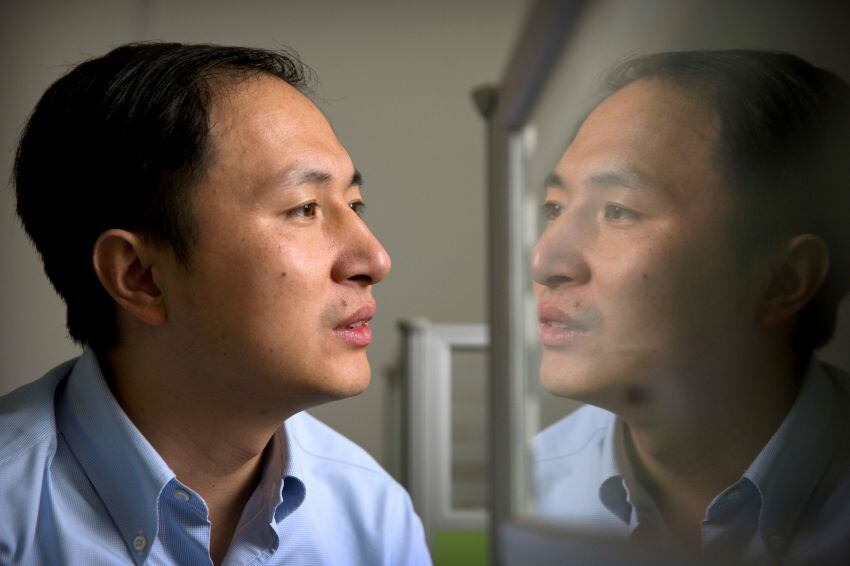 
    He Jiankui, responsable del inédito hecho de manipulación genética, en su laboratorio en el sur de China - AP
   