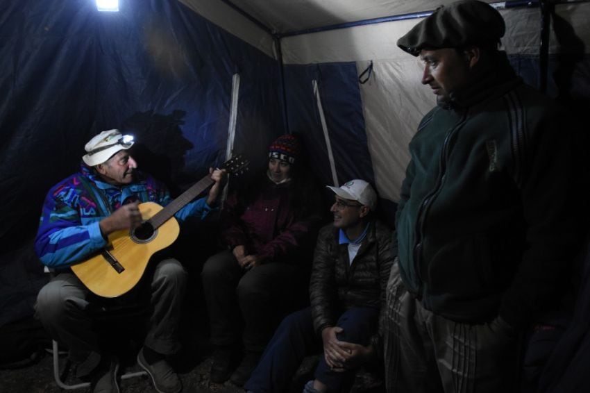 
Música. A la noche, en el camino, todos se suman a las guitarreadas alrededor de una comida caliente | Gentileza / Andrómeda Agencia
   