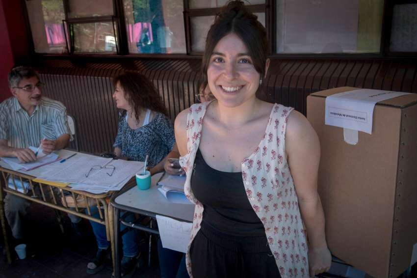 
Voluntaria. Lucía fue temprano a votar para ser autoridad de mesa | Orlando Peliochiotti / Los Andes
    