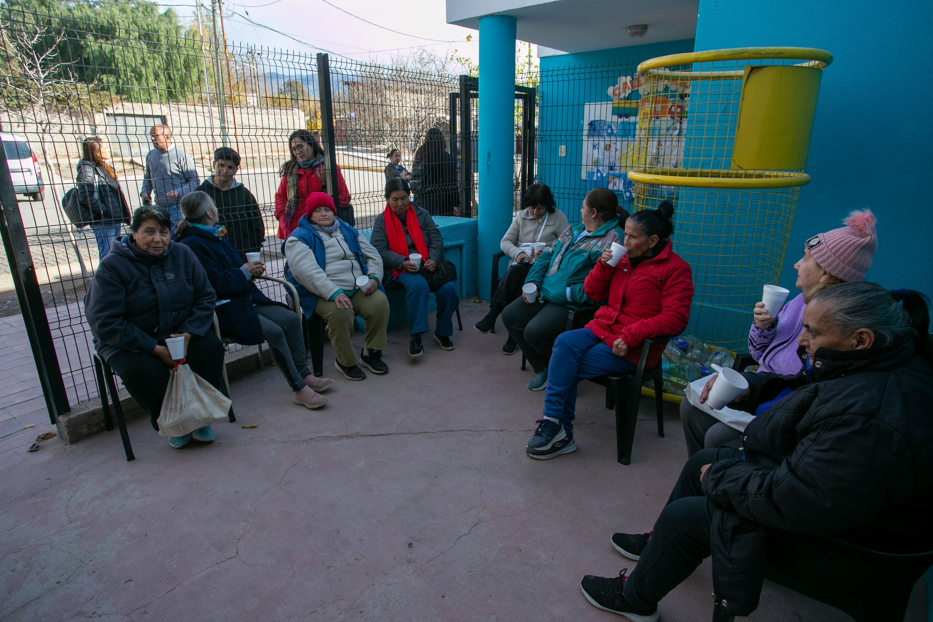 El intendente Ulpiano Suarez entregó abrigos confeccionados por las “Tejedoras Solidarias”.