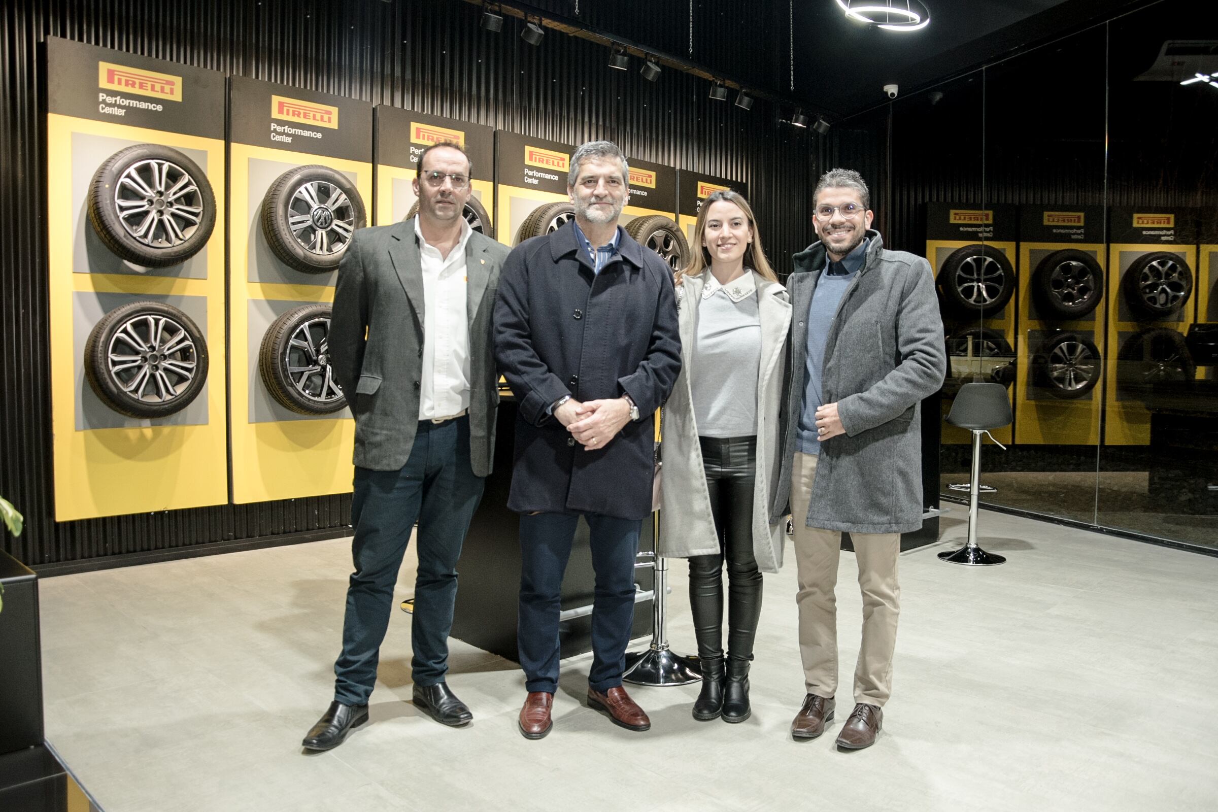 Mauricio Canineo CEO y el equipo de Marketing de Pirelli Argentina