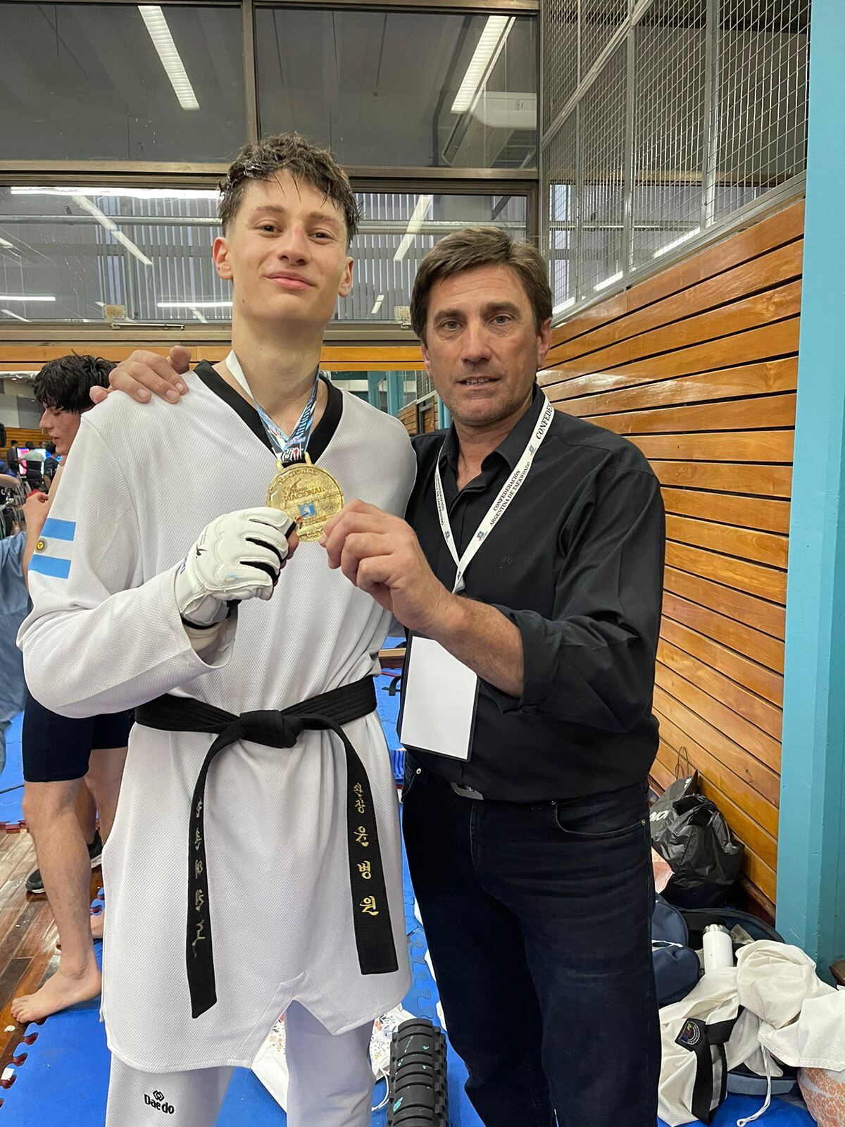 El taekwondo de Mendoza tocó el cielo con las manos, tras el debut de Mateo De Leo Blas en la categoría adulto y subirse a lo más alto del podio. / Gentileza.