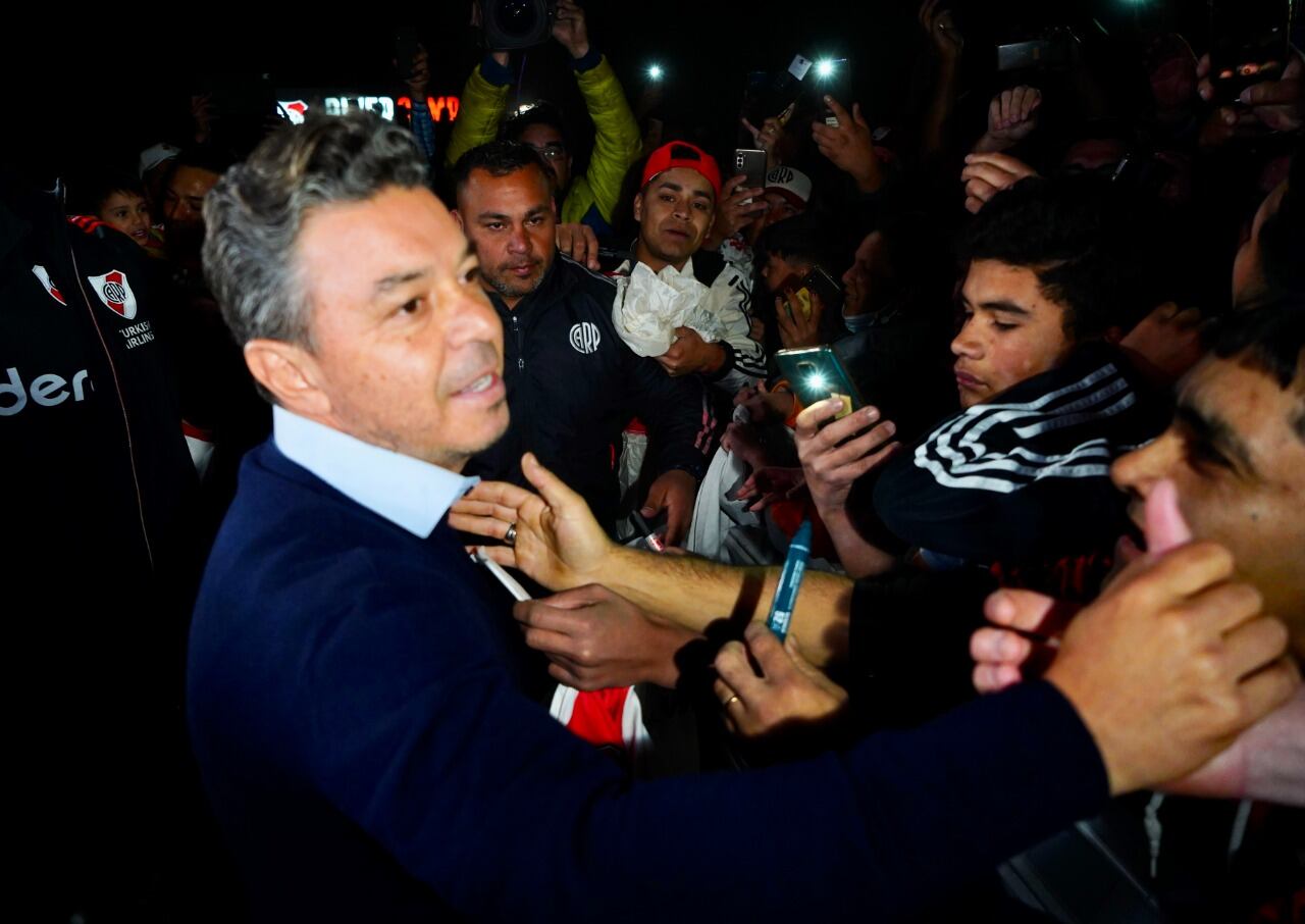 La salida de Marcelo Gallardo del estadio Monumental y el saludo de hinchas. (Gentileza Clarín)