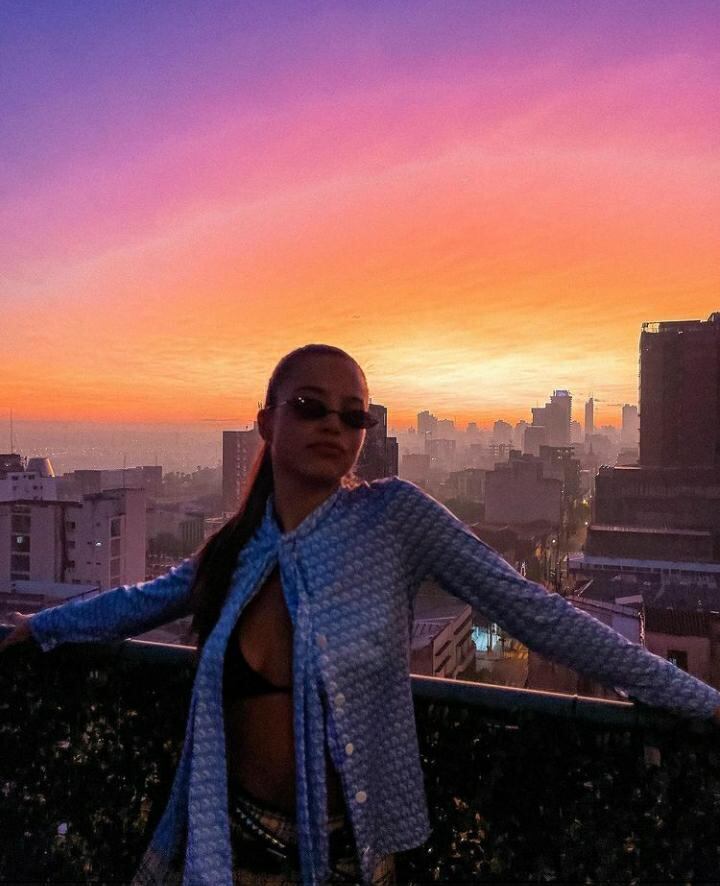 La cantante posando con el amanecer luego de una fiesta privada