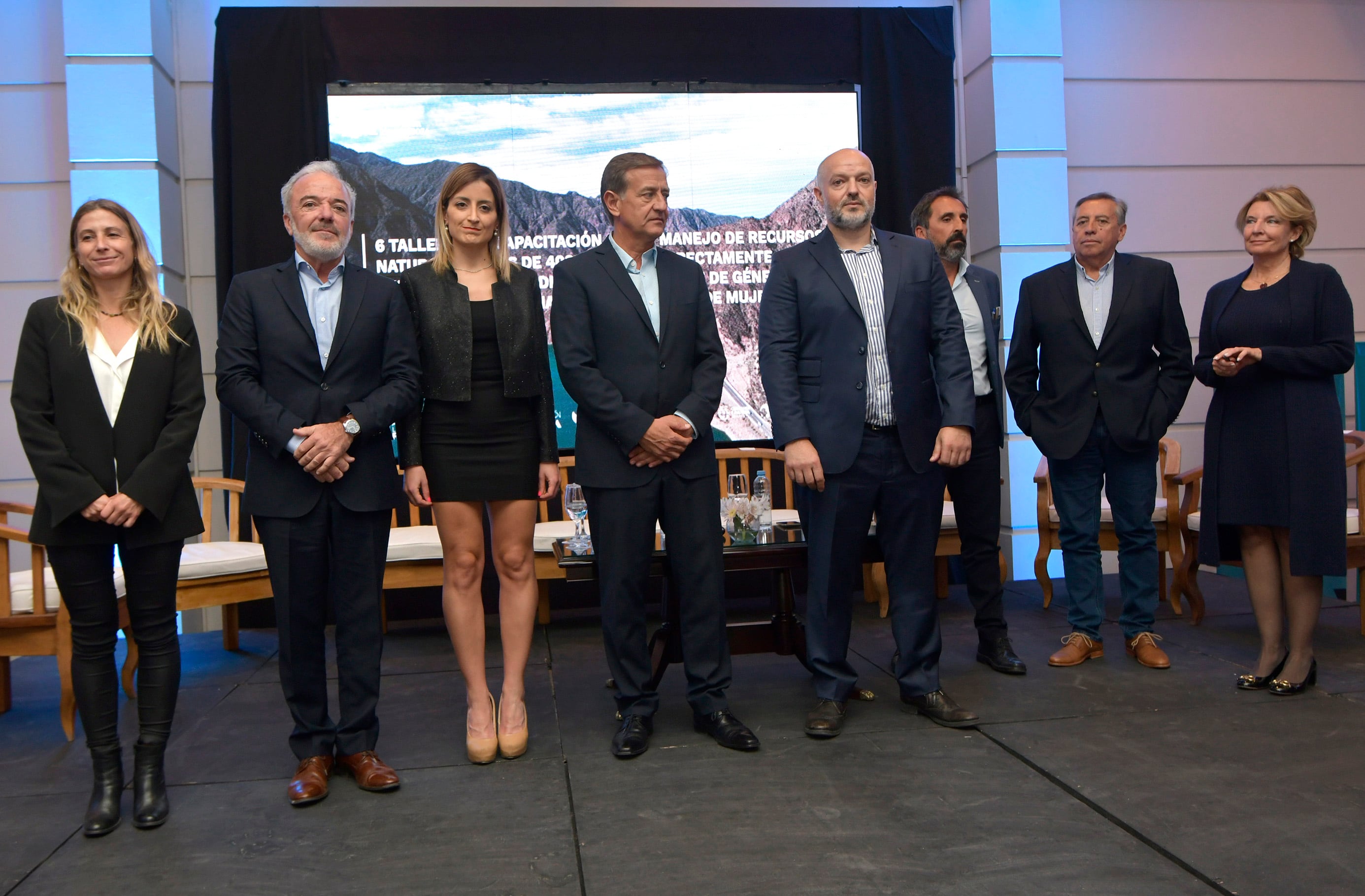 05 de Mayo Mendoza Política

El gobernador de Mendoza Rodolfo Suarez firmó esta mañana el convenio para la creación del Fondo de Agua de Mendoza es un acuerdo pionero en la Argentina que involucra a una coalición conformada por Coca-Cola, Aguas Mendocinas, la Secretaría de Medio Ambiente y Autoridad de Agua de Mendoza y otras empresas del sector.
Secretario de Medio ambiente Humberto Mingorance

Foto: Orlando Pelichotti / Los Andes