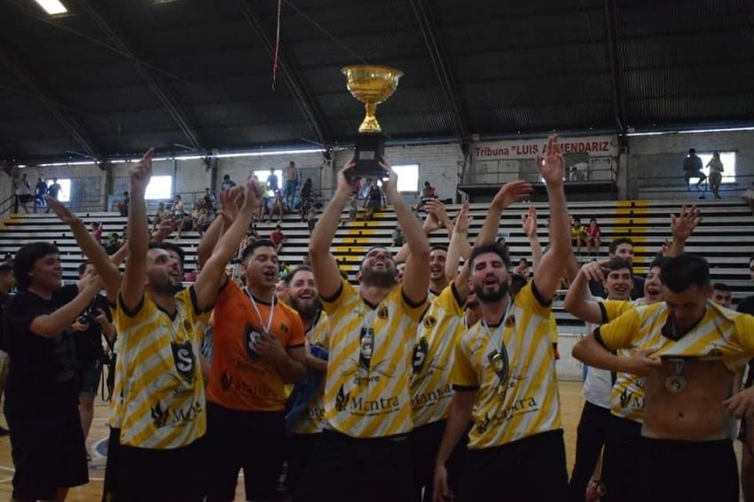 
    La Colonia Futsal gritó campeón en Primera D y ascendió a la C. / Gentileza: FEFUSA.
   