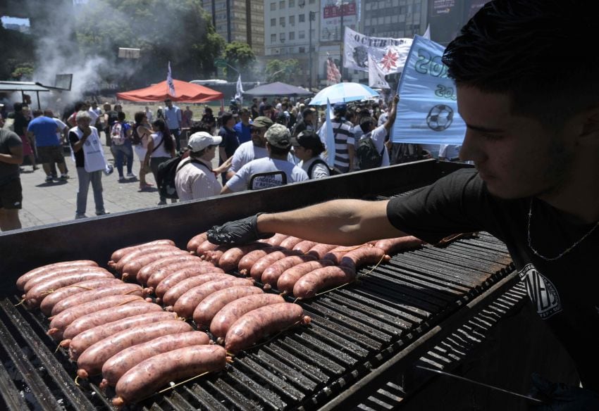 
El 29 de enero, el Gobierno porteño revocó los permisos para los puestos que elaboraban y vendían comida en los estadios de fútbol. | AFP
   