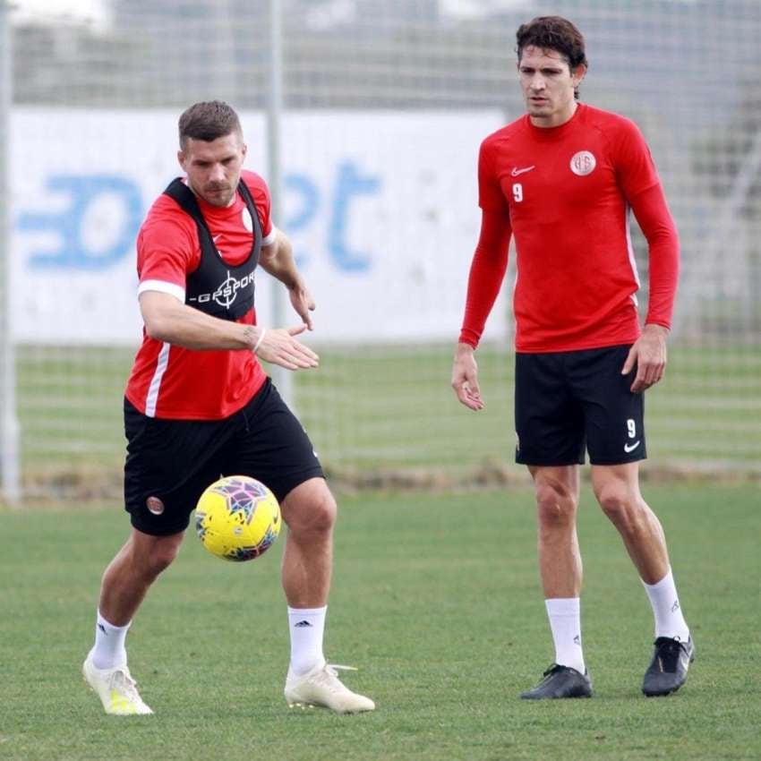 
Con su compañero y campeon del mundo Lucas Podolski. | Gentileza
   