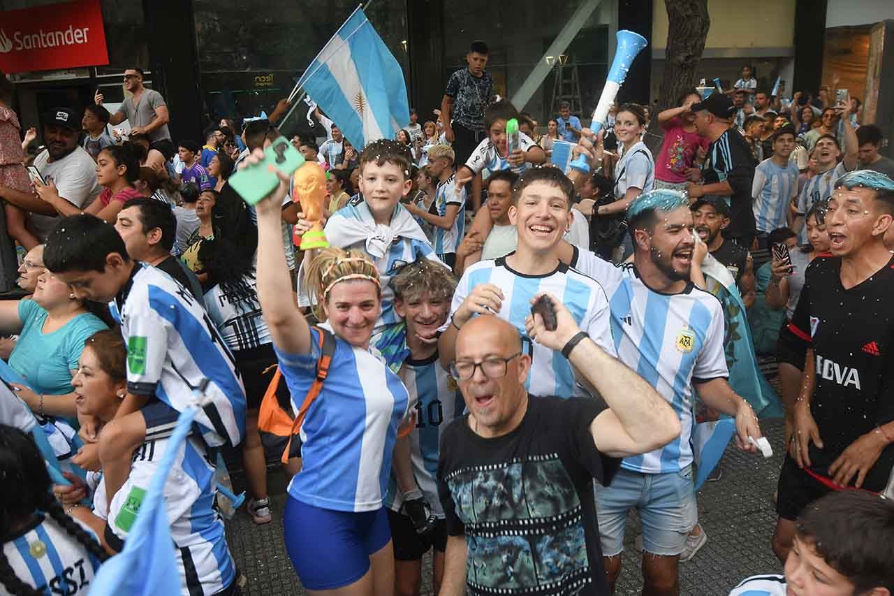 Hinchas de la selección Argentina festejando en el Kilómetro 0 el pase de la selección Argentina a semifinales  en el Mundial Qatar 2022
Foto: José Gutierrez / Los Andes 