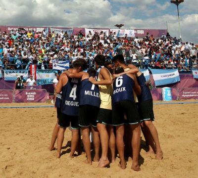 
Merecido. Los jugadores de la Albiceleste, con Dieguez (4), en la arenga previa al juego por el bronce. | Gentileza
   