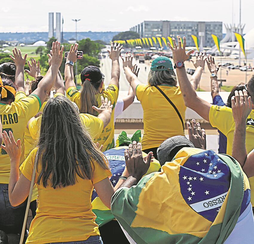 
Ya cientos de simpatizantes de Bolsonaro lo aguardan en Brasilia. | AP
   