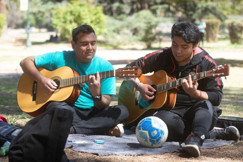 
Guitarreando. Pablo Castro y Agustín Molina, en el Parque.  | Ignacio Blanco / Los Andes
   