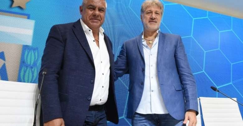 
    Claudio "Chiqui" Tapia (Presidente de la Asociación del Fútbol Argentino) junto a Sergio Marchi (Futbolistas Argentinos Agremiados).
   