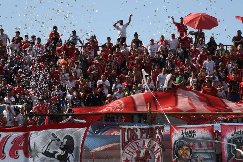 
    La hinchada de Huracán, a pleno. / José Gutiérrez
   