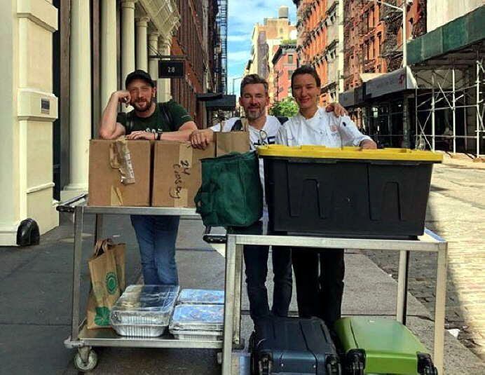 
En Nueva York. Con los ingredientes a cuestas para una cena. | Instagram
   