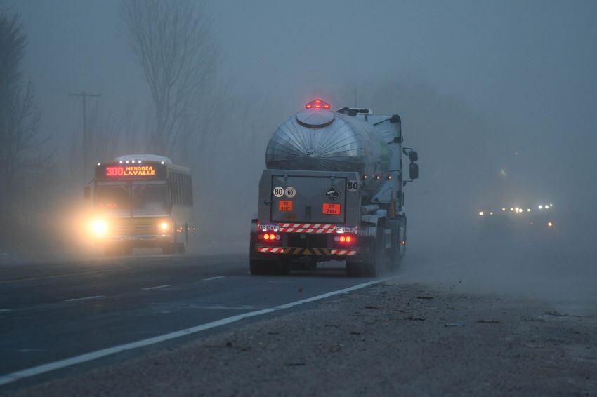 
Fuertes vientos. Por la escasa visibilidad, transportistas y conductores particulares debieron circular con precaución por rutas y calles.  | José Gutiérrez / Los Andes
   