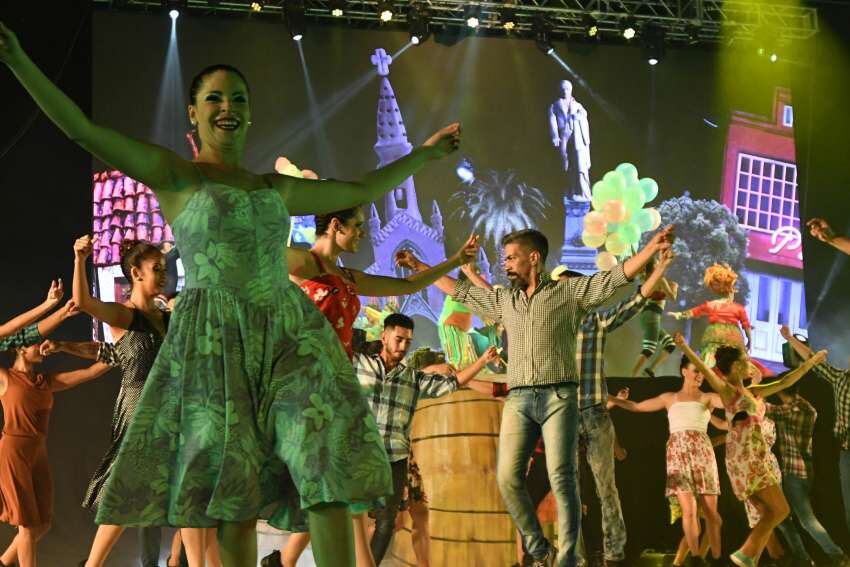 
Chacarera citada. Los artistas bailaron piezas folclóricas en zapatillas, jeans y vestidos cortos | José Gutiérrez / Los Andes
   