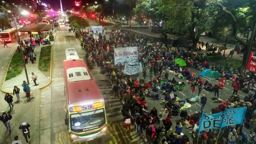 
Después de varias horas de corte, pasadas las 20 los manifestantes permitieron la circulación del metrobús | Foto: Mario Quinteros
   