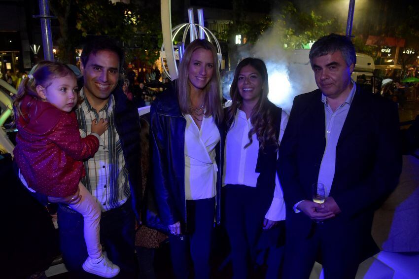 
Hernán Jofré y su hija Constanza junto a Julieta Nadín y Florencia Afranllié. | Diego Parés / Los Andes
   