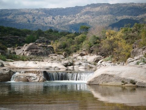 
    Arroyos. Apacibles senderos y agua para refrescarse del calor veraniego, abundan en Las Calles.
   