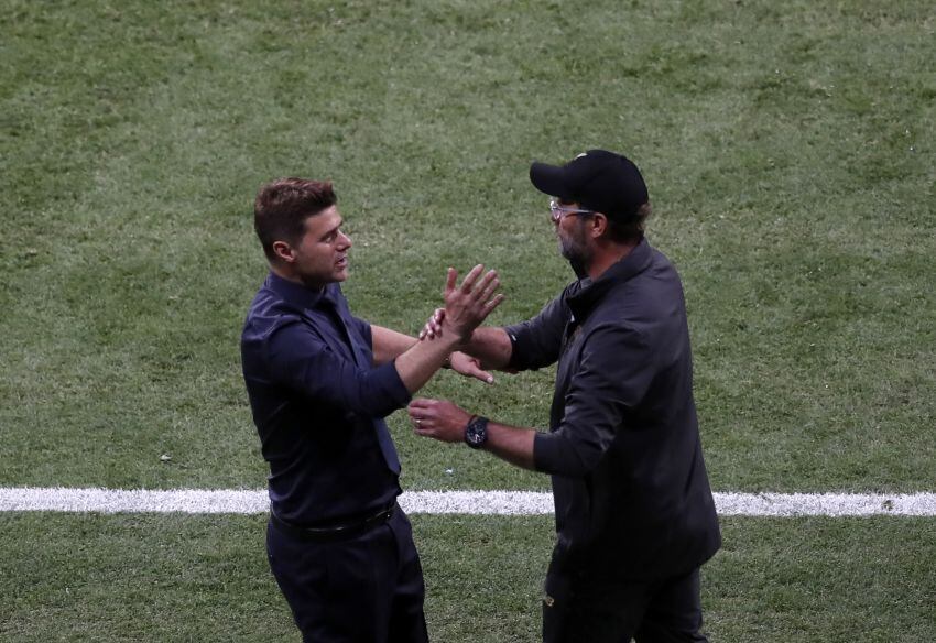 
Destacado. Pochettino saluda a Klopp, luego de que el Alemán levantara su primera Champions. | AP
   