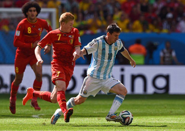 Kevin De Bruyne enfrentando a Lionel Messi durante el Mundial 2014. (Foto: TyC Sports)