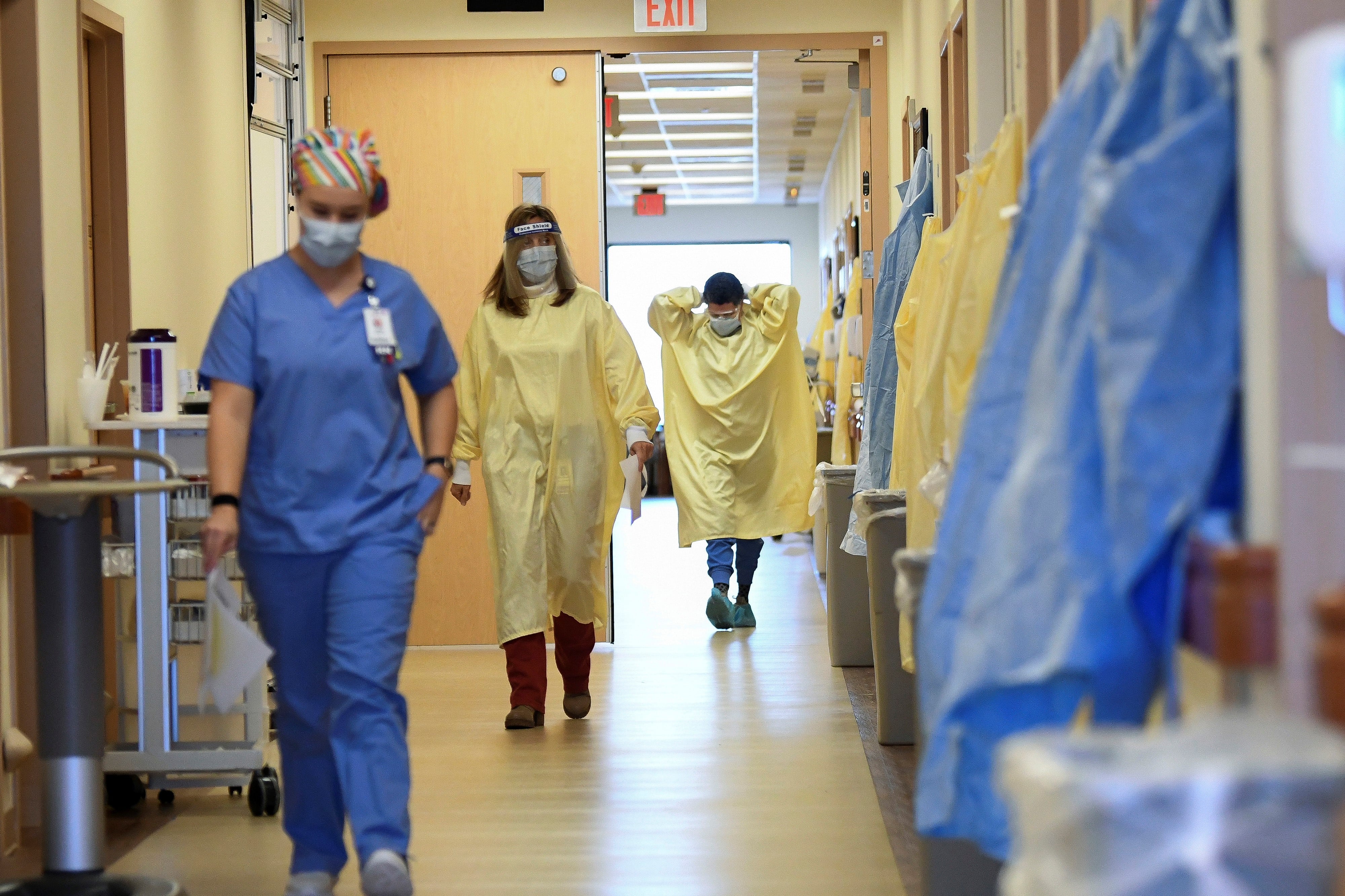 Médicos trabajan en un hospital ante la nueva variante de coronavirus que se detectó en Reino Unido.