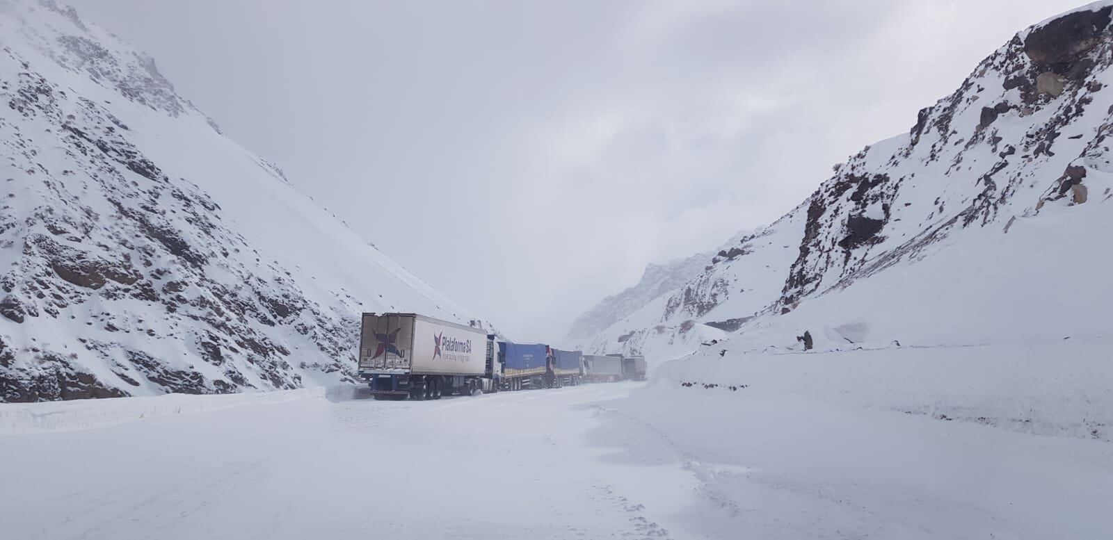 El Paso a Chile seguirá cerrado, quedan aún 380 camiones en la ruta y los dueños de 11 autos varados irán a buscarlos. Foto: Ejército Argentino.