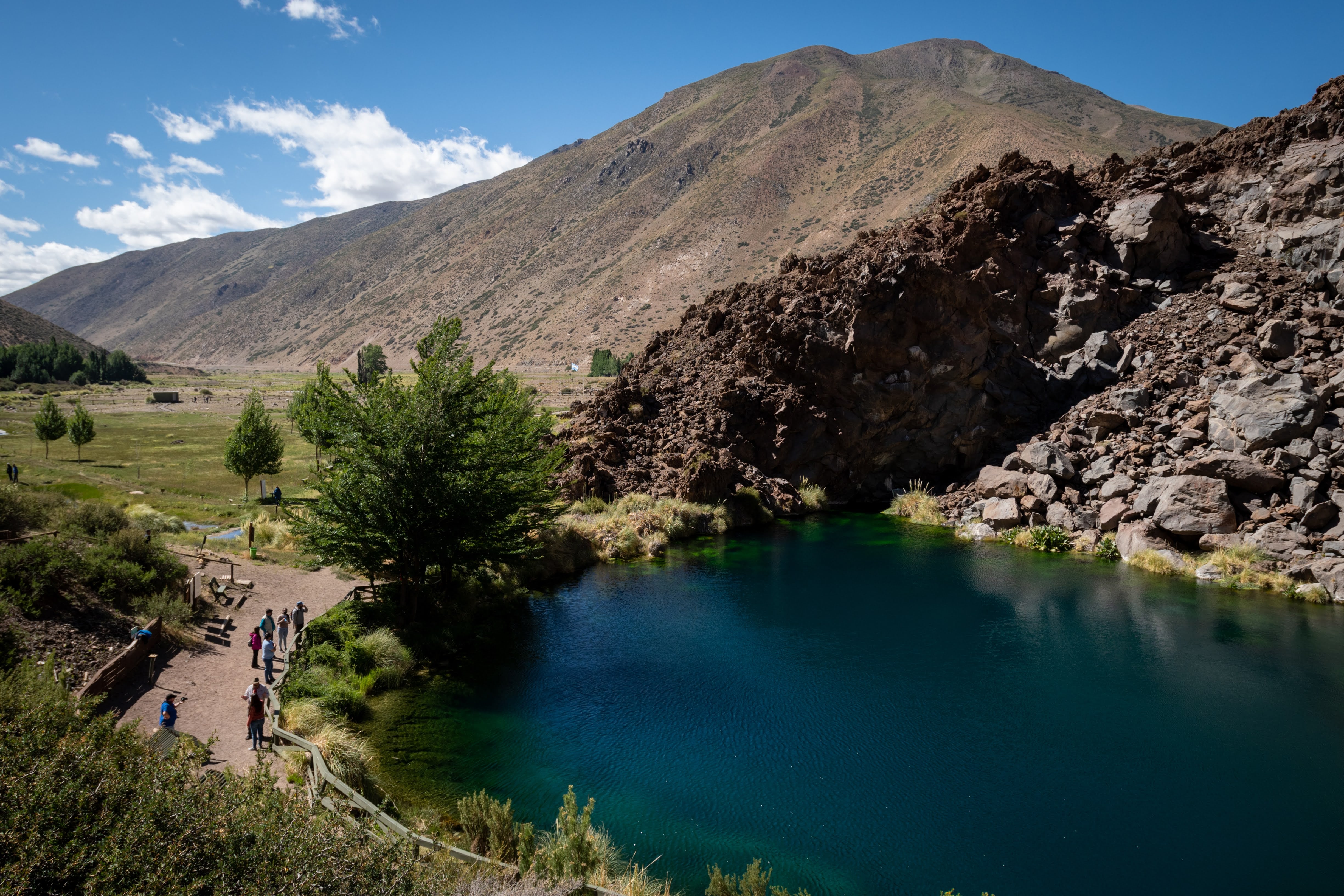 Laguna  de  la  Niña  Encantada.  Un lugar que  sorprende en toda su magnitud, entre paredes de  rocas y sedimentos volcánicos.