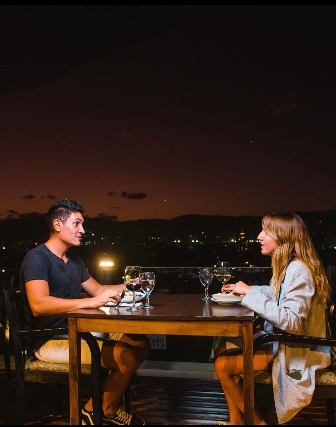 En el Faro Bistró, desde el salón también se puede apreciar la fabulosa vista mientras los mozos sirven los platos más deliciosos. 