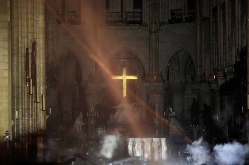 
Tratan de preservar la parte trasera de la catedral.  | AFP
   