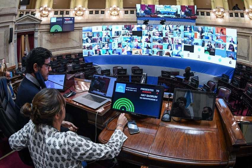 
    De la prueba participaron 70 senadores, que se conectaron a una sala virtual de la aplicación Cisco Webex. - Gentileza
   