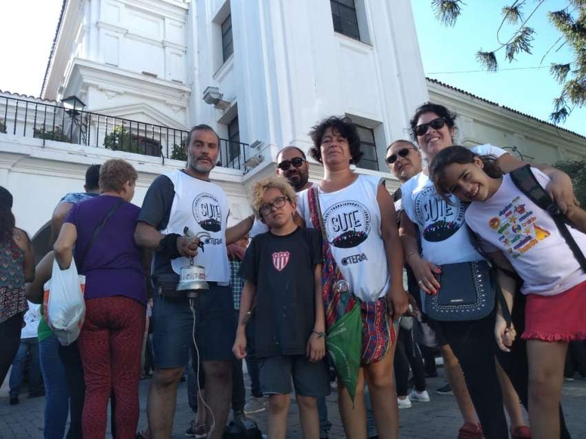 
Manifestantes reclamaron en la puerta de la municipalidad | Gentileza SUTE
   