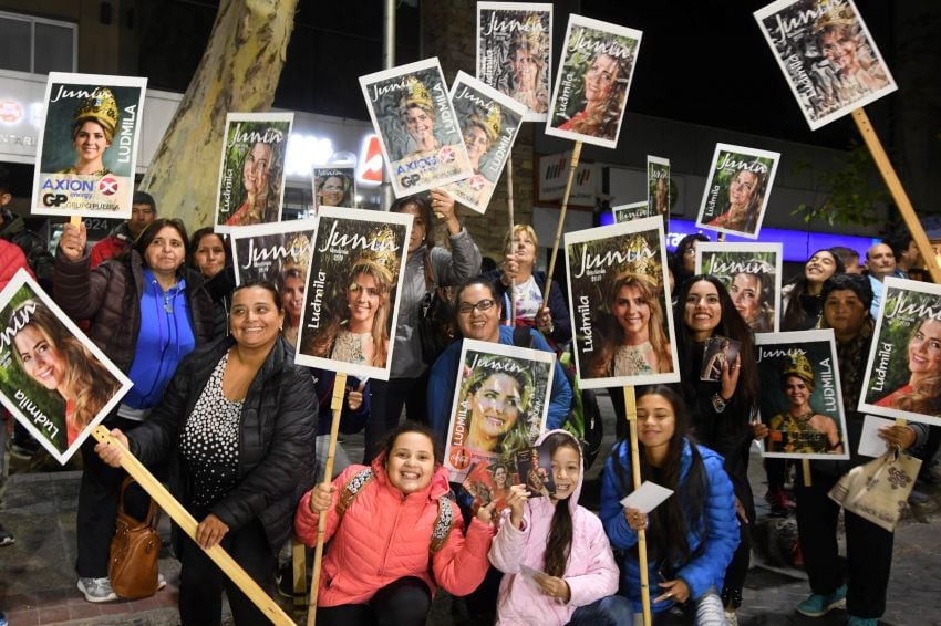 
Desde el Este. La barra de la reina de Junín dijo presente. | Marcelo Rolland / Los Andes
   