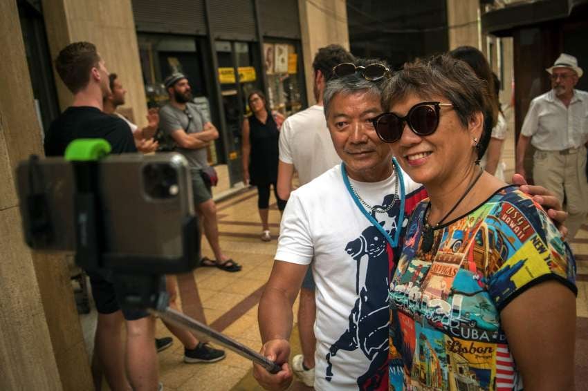 
Selfie. Alice y Jack, dos taiwaneses que hicieron el tour. | Orlando Pelichotti / Los Andes
   