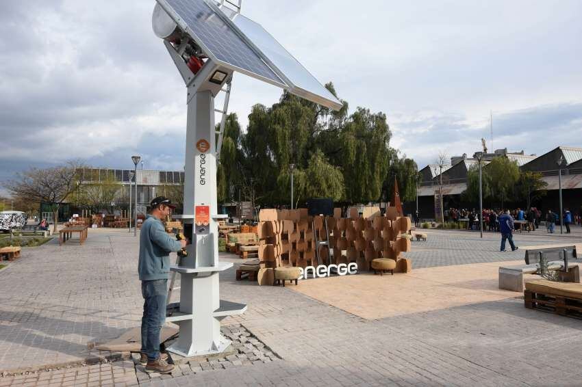 
En el encuentro, la firma Energe montó una torre solar que suministra agua caliente y electricidad. | Gustavo Rogé / Los Andes
   