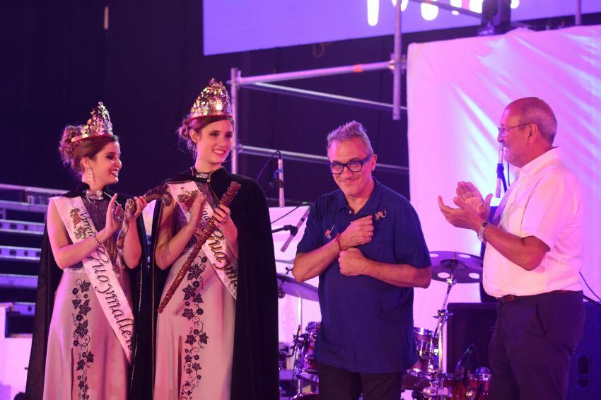 
    Marcelino Iglesias le entregó el reconocimiento de ciudadano ilustre a Marciano Cantero, creados de la banda de rock mendocina Los Enanitos Verdes en los 80s. - Gustavo Rogé / Los Andes
   