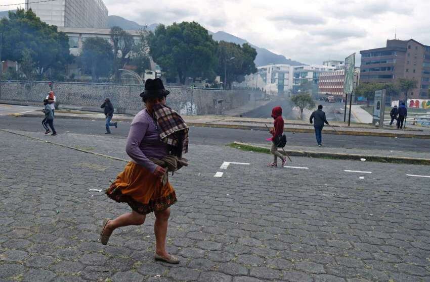 
Foto: AP | Un manifestante indígena antigubernamental huye de los gases lacrimógenos disparados por la policía.
   