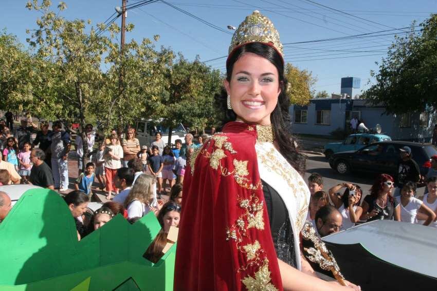 
Marzo 2007. Paula regresó a su Guaymallén, tras ser coronada soberana nacional en el teatro griego | Claudio Gutiérrez / Los Andes
   