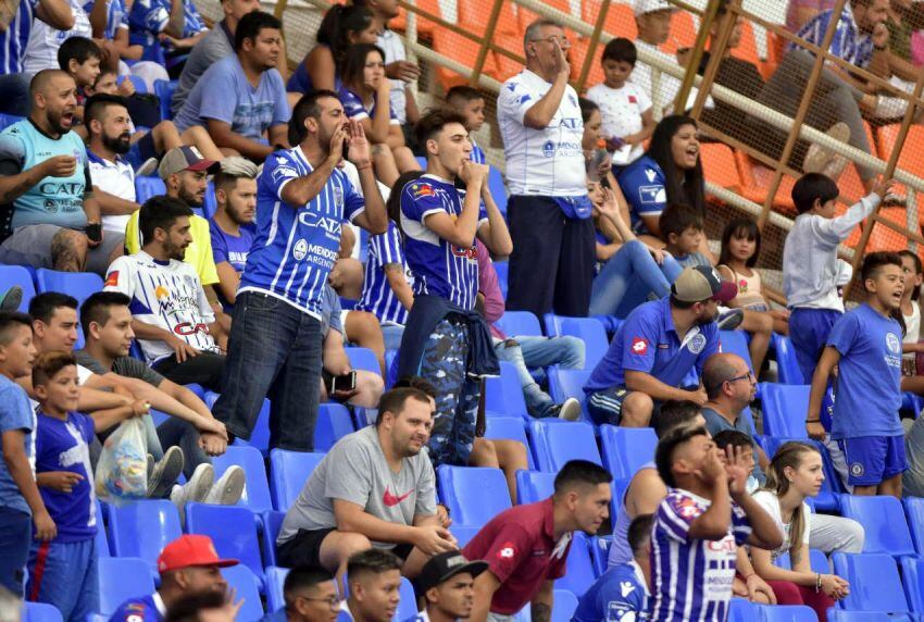 
    Los plateístas pidieron durante todo el juego contra Vélez, por la cabeza del DT. / LOS ANDES
   