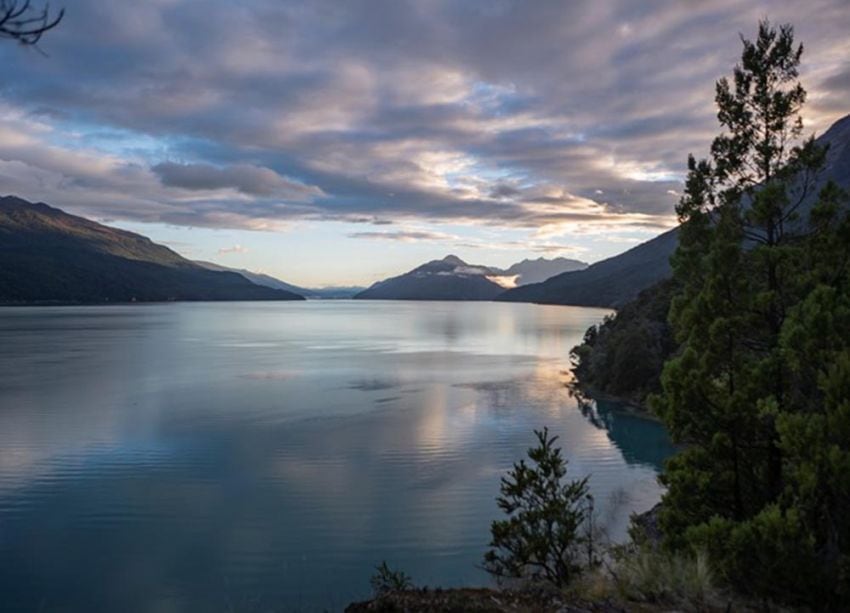 
    En Lago Puelo, en Chubut, se practica senderismo
   