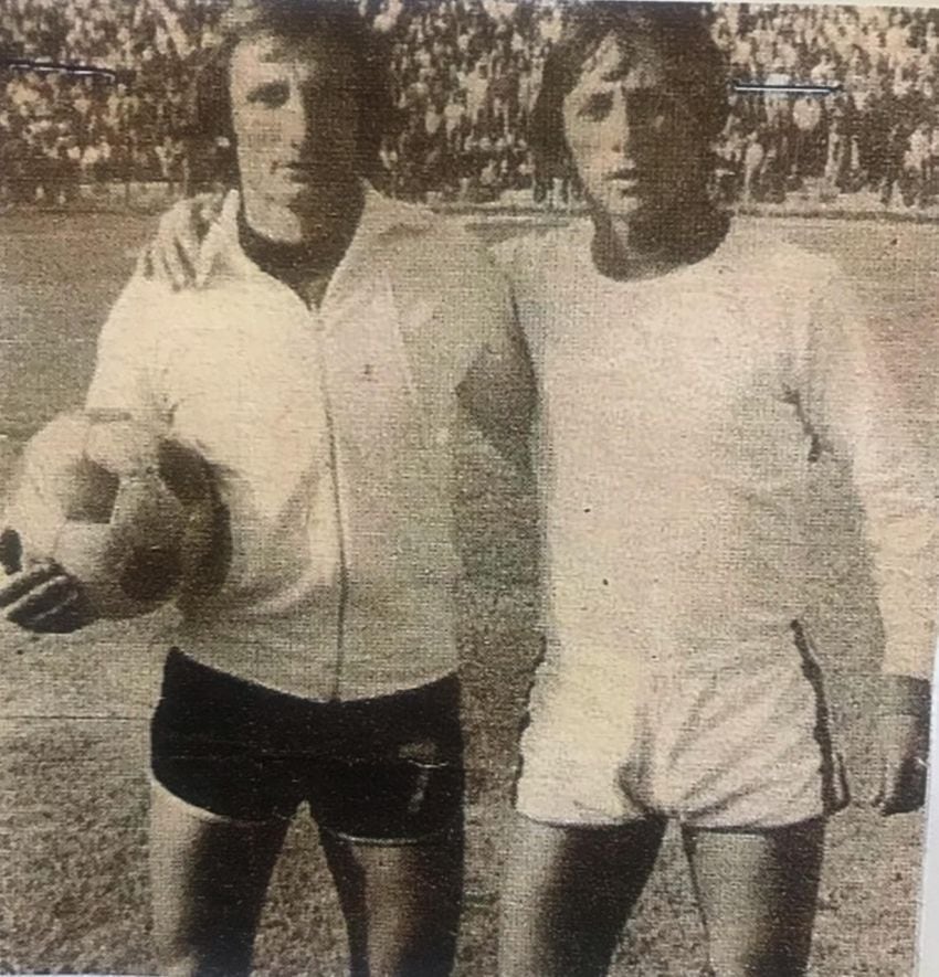 
Hermanos. Carlos, con la pelota, y Omar, la tarde que se enfrentaron jugando para Maipú y Luján, respectivamente.
