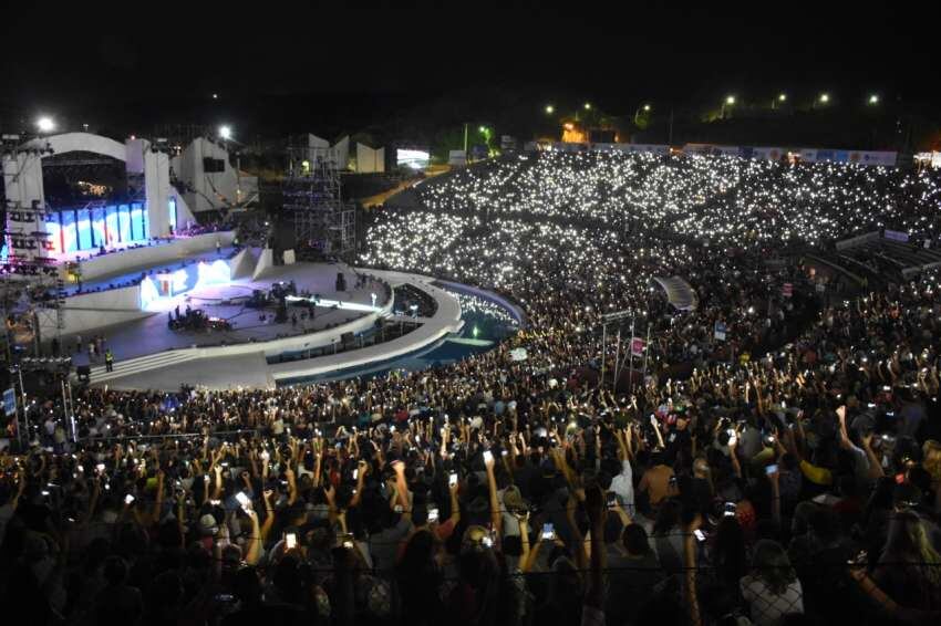 
Fito pidió que el teatro griego se iluminara con los celulares. | Mariana Villa / Los Andes
   