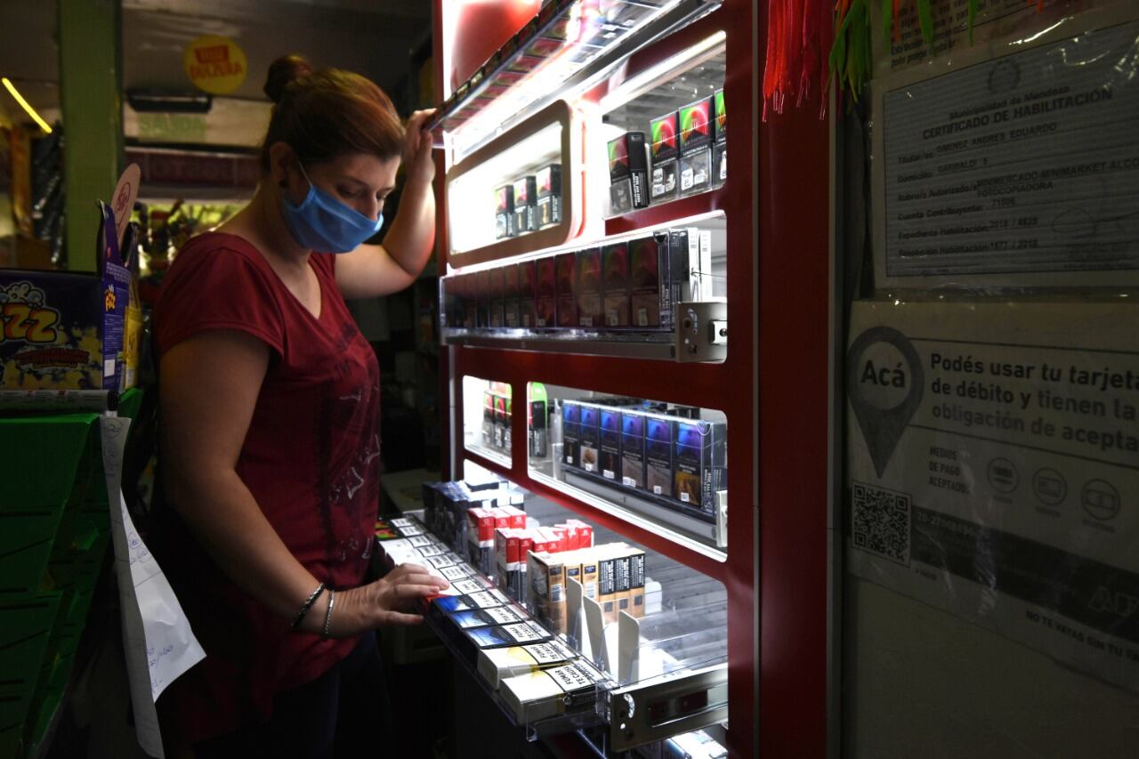 Venta de cigarrillos en un kiosco de Mendoza. Foto: Mariana Villa / Los Andes