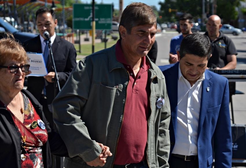 
    La madre y el hermano de Hernán Rodríguez junto al intendente Marcolini
   