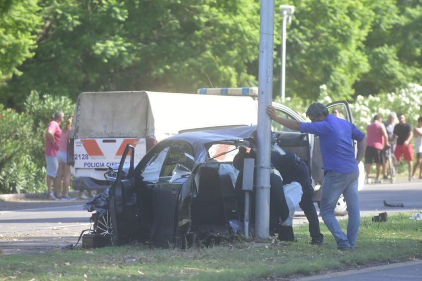 
El auto que se partió al medio en el Acceso Norte. | Diego Parés / Los Andes
   