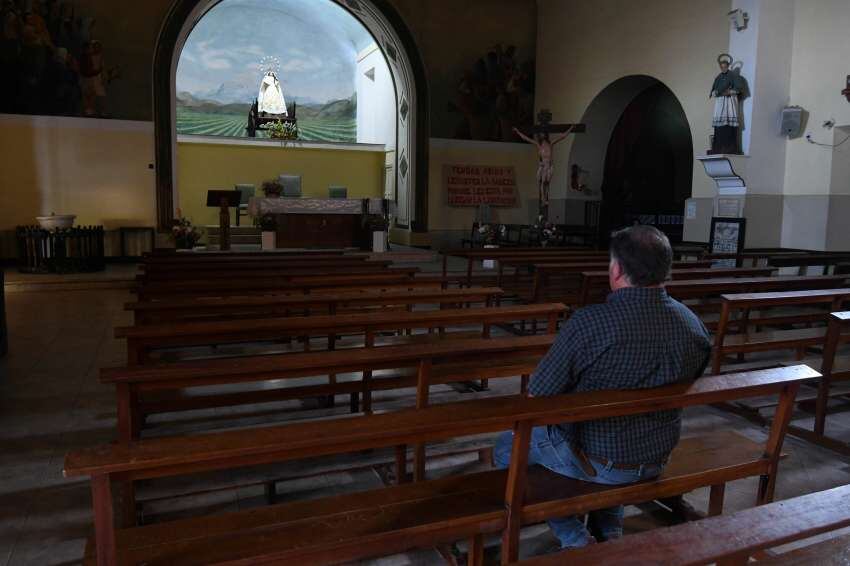 
Plegaria. Un devoto católico rezaba ayer en la iglesia de la Carrodilla. Hay menos fieles que en 2008 | José Gutiérrez / Los Andes
   