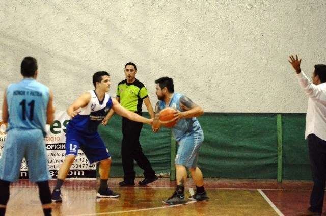 
    Germán Llanos, jugando al básquet.
   