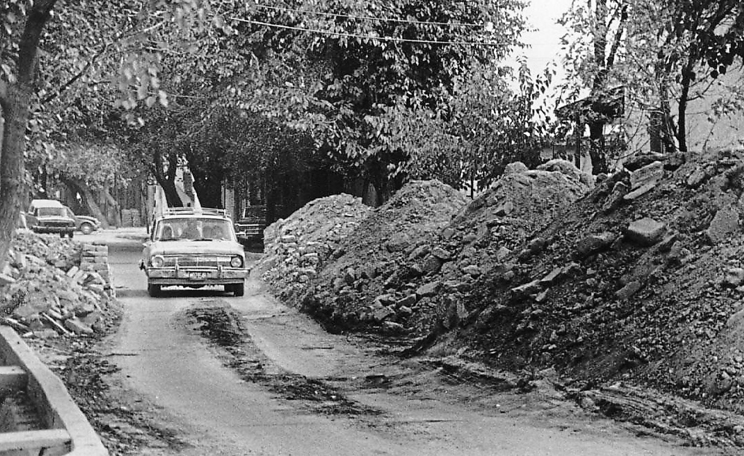 Así lucían muchas calles al oeste de la avenida San Martín, en Godoy Cruz, tras los efectos del recordado sismo de 1985. Archivo / Los Andes